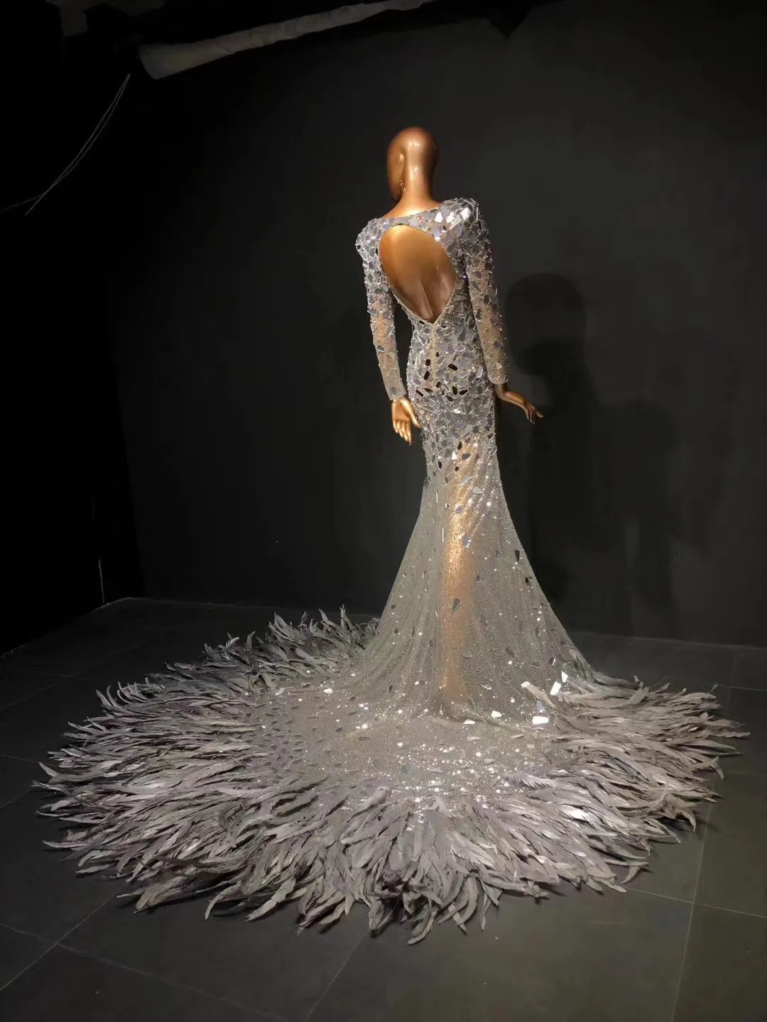 Robe de spectacle de mode, de soirée,de plumes d’autruche Lens design costume