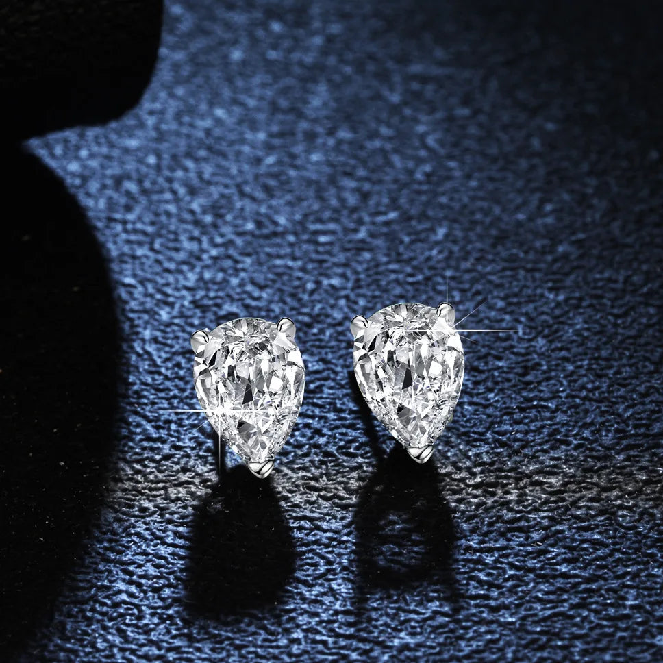 Boucles d'oreilles en or 18 carats à quatre griffes en moissanite couleur D 2 carats en forme de poire en or blanc PT950 avec diamant VVS1