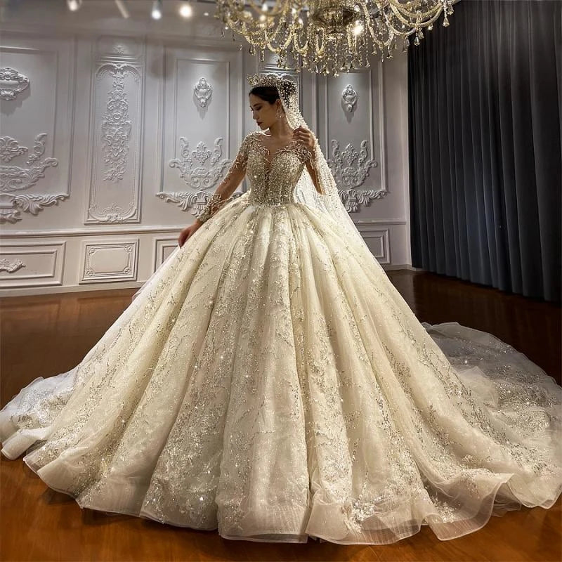 Robe de mariée royale ou de princesse en dentelle au sol, luxueuse à col en V profond et perles élégantes