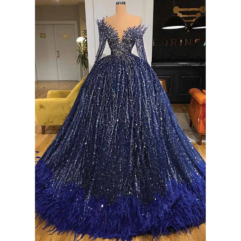 Robe de bal magnifique à col en V profond, manches longues avec perles scintillantes et plumes sur mesure