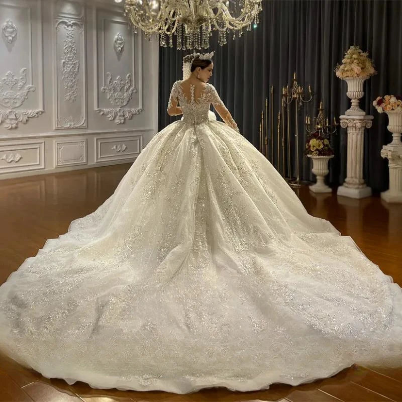 Robe de mariée royale ou de princesse en dentelle au sol, luxueuse à col en V profond et perles élégantes