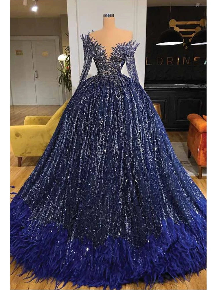 Robe de bal magnifique à col en V profond, manches longues avec perles scintillantes et plumes sur mesure