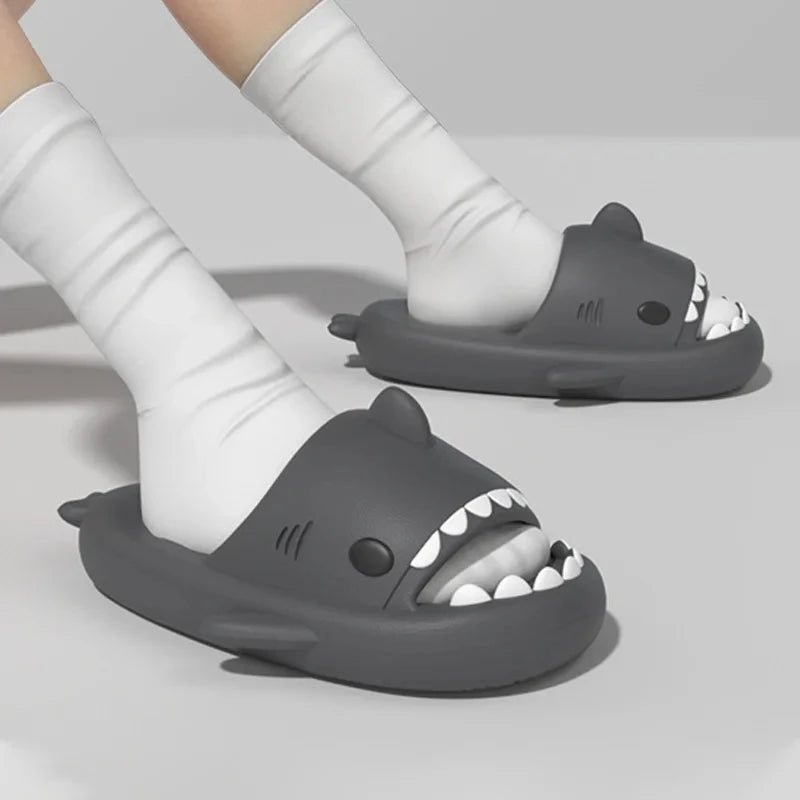 Pantoufles requin nouveau style pour femmes et hommes, antidérapantes pour intérieur et extérieur